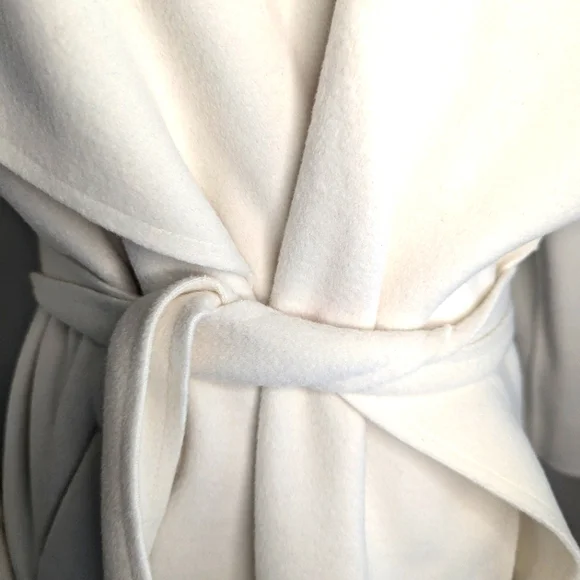 🎀 Winter Coat 🎀 white wrapped coat with belt - Picture 4 of 13